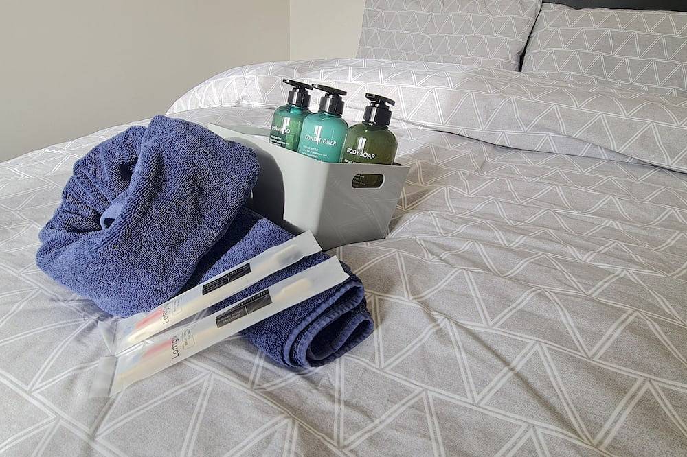 Room 4 - Double bed - 2nd floor - Wifi and is a 2 min walk from Iver station in Iver, Colne Valley Park