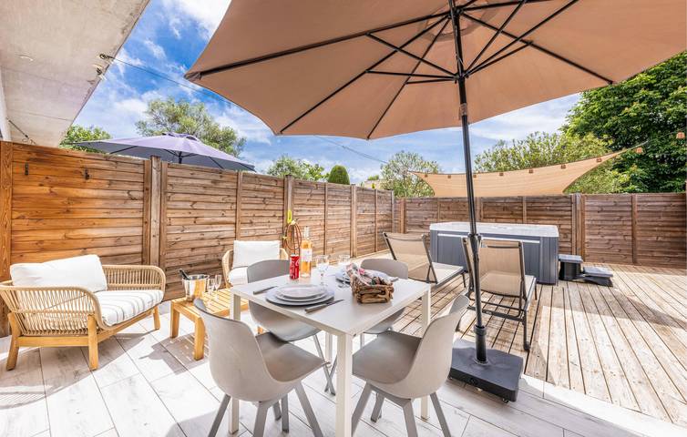 Breezy Riverside Retreat mit Parkplatz und Terrasse in Roquefort-les-Pins, Mittelmeerküste (Frankreich)