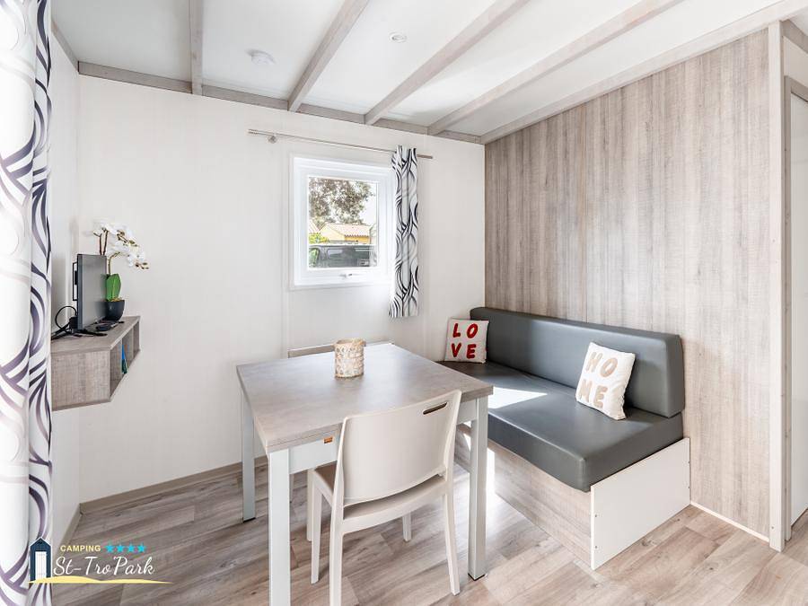 Camping Oléron Saint Tro'Park - Chalet 4 personen - Chalet Confort 26.5m² (2 Zimmer) + überdachte Terrasse + Tv in Saint-Trojan-les-Bains, Côte de Beauté