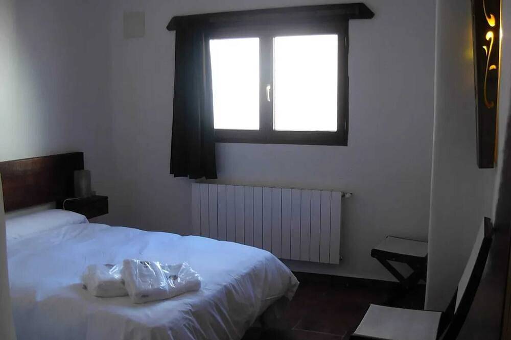 Entire apartment, Homerez - Spacious Apartment in Yeste with Shared Pool in Yeste, Calares del Mundo y de la Sima
