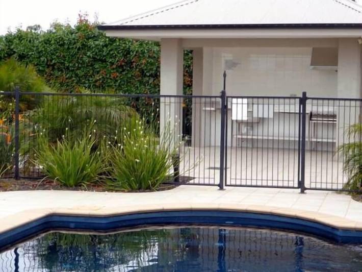 Holiday home for 6 people, with balcony and pool as well as garden in Yarrawonga