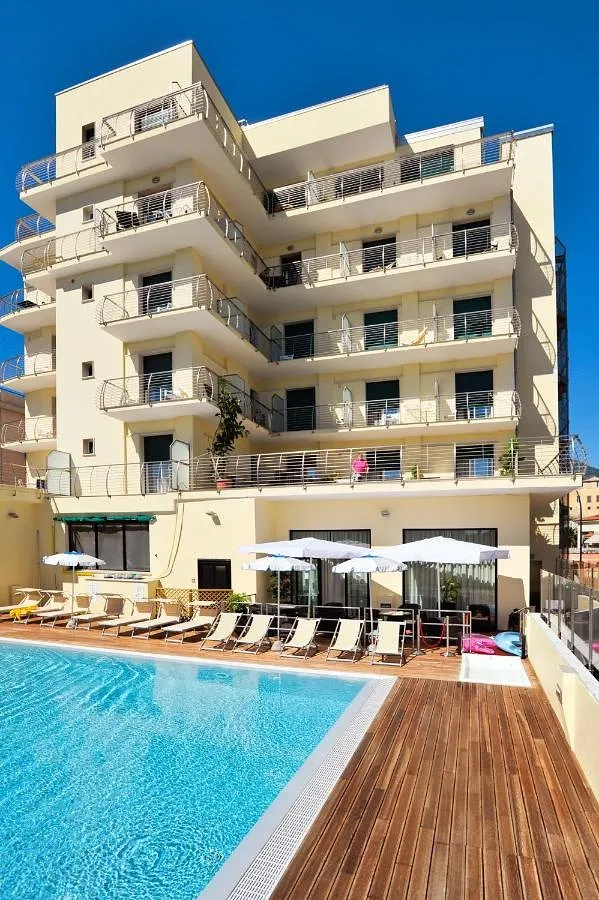 Hotel per 2 persone, con balcone e piscina - 1