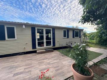 Location de vacances pour 6 personnes, avec jardin ainsi que vue et terrasse à Althen-des-Paluds