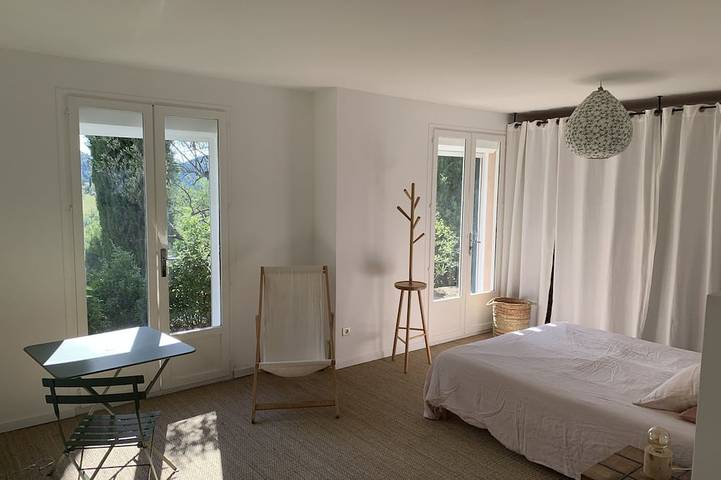 Location de vacances pour 10 personnes, avec terrasse ainsi que jardin et jacuzzi à La Roche-sur-le-Buis - 3