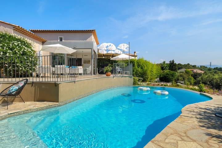 Location de vacances pour 9 personnes, avec Balcon et Jacuzzi ainsi que Jardin et Bassin pour enfant à Valbonne
