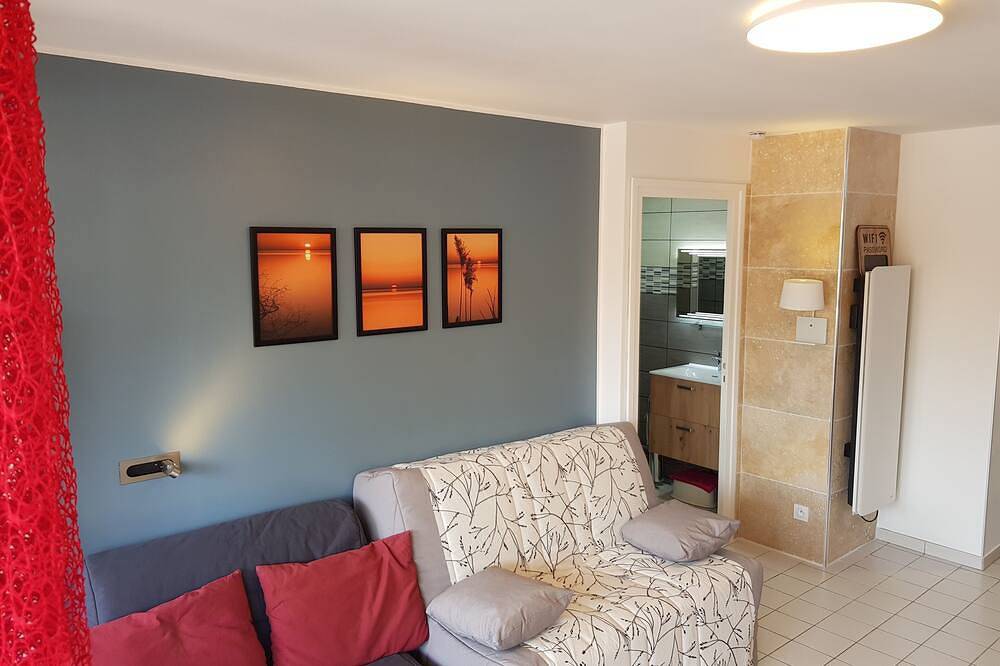 Entire apartment, Luxury studio with terrace 2 steps from the city center. in Le Puy-en-Velay, Haute-Loire