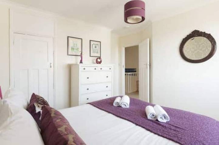 Fabulous  coastal 6 bedroom 4 bathroom  holiday home,  parking and sunny  garden in Telscombe, East Sussex