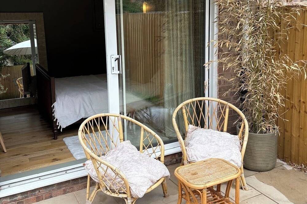 Entire apartment, The Warwick Room, a charming small studio perfect for a single person or couple. in Warwick, Warwickshire