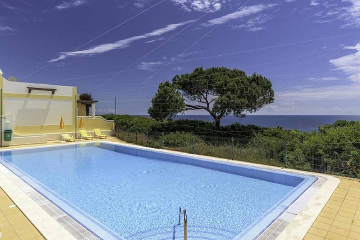 Casa de férias para 4 pessoas, com piscina e vista e ainda jardim em Benagil