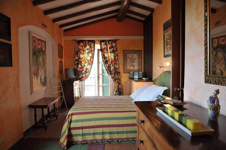 Last Minute Offer! Jacuzzi pool, Sauna, A/C, WiFi, close beaches & 5 Terre in Ortonovo, Luni