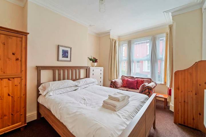 Spacious 4‑Bed Home • Wv1 • Family & Contractor Friendly in Wolverhampton, Région de Birmingham