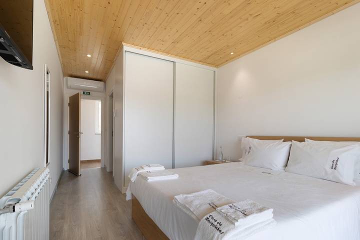 Holiday Bedroom 'Quarto Duplo Canhoteiros' with Mountain View, Wi-Fi and Air Conditioning in Tinhela e Alvarelhos, Vila Real Distrikt