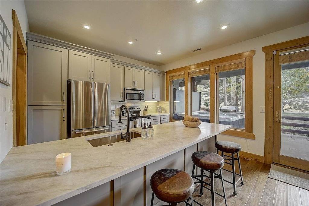 Ganze Wohnung, Gorgeous Condo, Dramatic Ski Views from Deck, Private Hot Tub, Close to Main Street, Free Transit! in Uinta Wasatch Cache National Forest