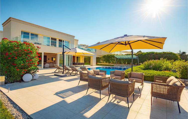 Acogedor apartamento de 1 dormitorio con piscina, terraza y cerca de la costa in Umag, Region de Umag