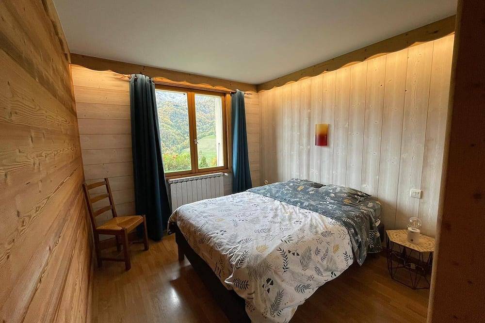 Appartement entier, Appartement rez de chaussée du chalet Cres avec piscine - jacuzzi in Serraval, Région d'Annecy