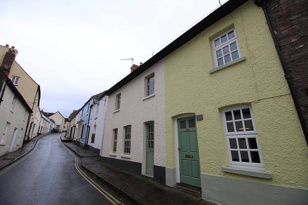 A charming and cosy cottage, centrally located on Bridge Street. in Crickhowell, Brecon Beacons