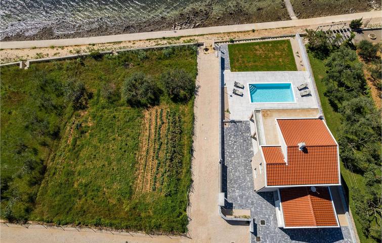 Apartment mit Meerblick, Pool, WLAN und Parkplatz – nur 100 m vom Strand entfernt! in Privlaka, Zadar