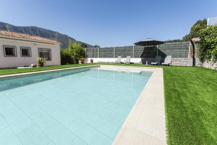 Casa rural para 8 personas, con Balcón y Terraza además de Jardín y Piscina en Bárig