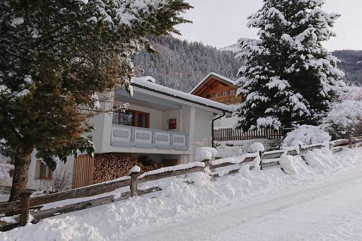 Chalet für 9 Personen, mit Pool und Garten sowie Balkon, mit Haustier