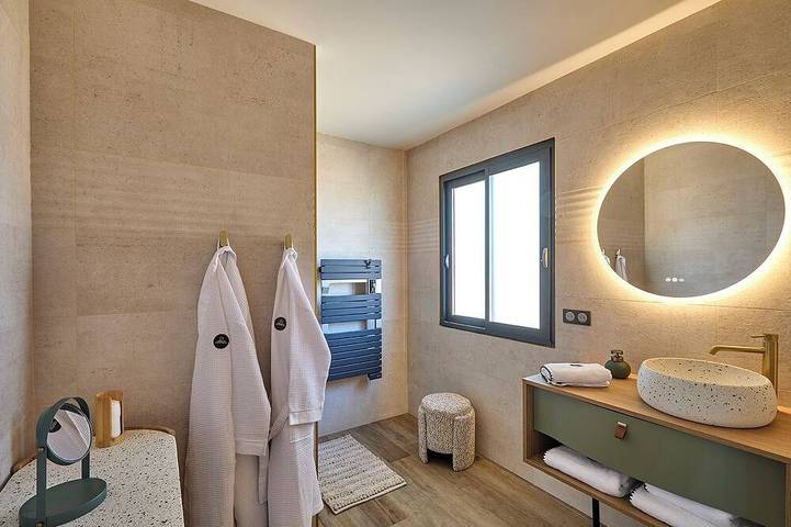 Gîte pour 4 personnes, avec piscine et jardin ainsi que jacuzzi et terrasse à Servian - 4