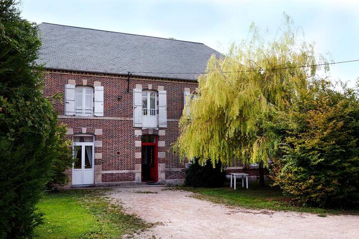 Gîte pour 17 personnes, avec terrasse et jardin, animaux acceptés dans Vélye