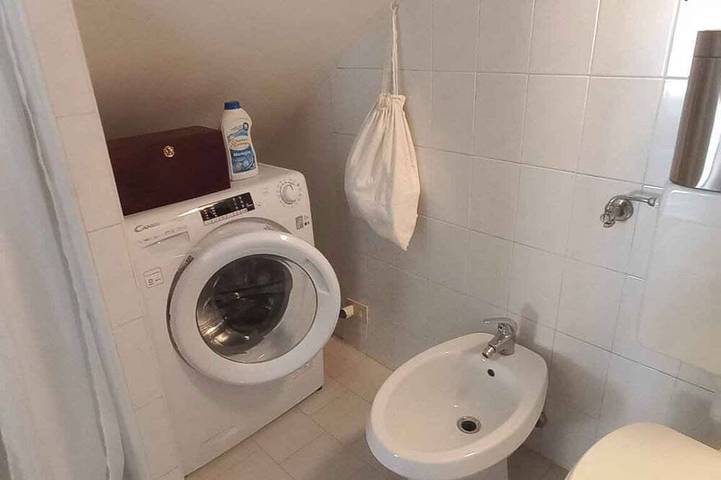 Appartamento intero, Appartamento per vacanze con balcone e Internet in Lesa, Lago Maggiore (Piemonte)