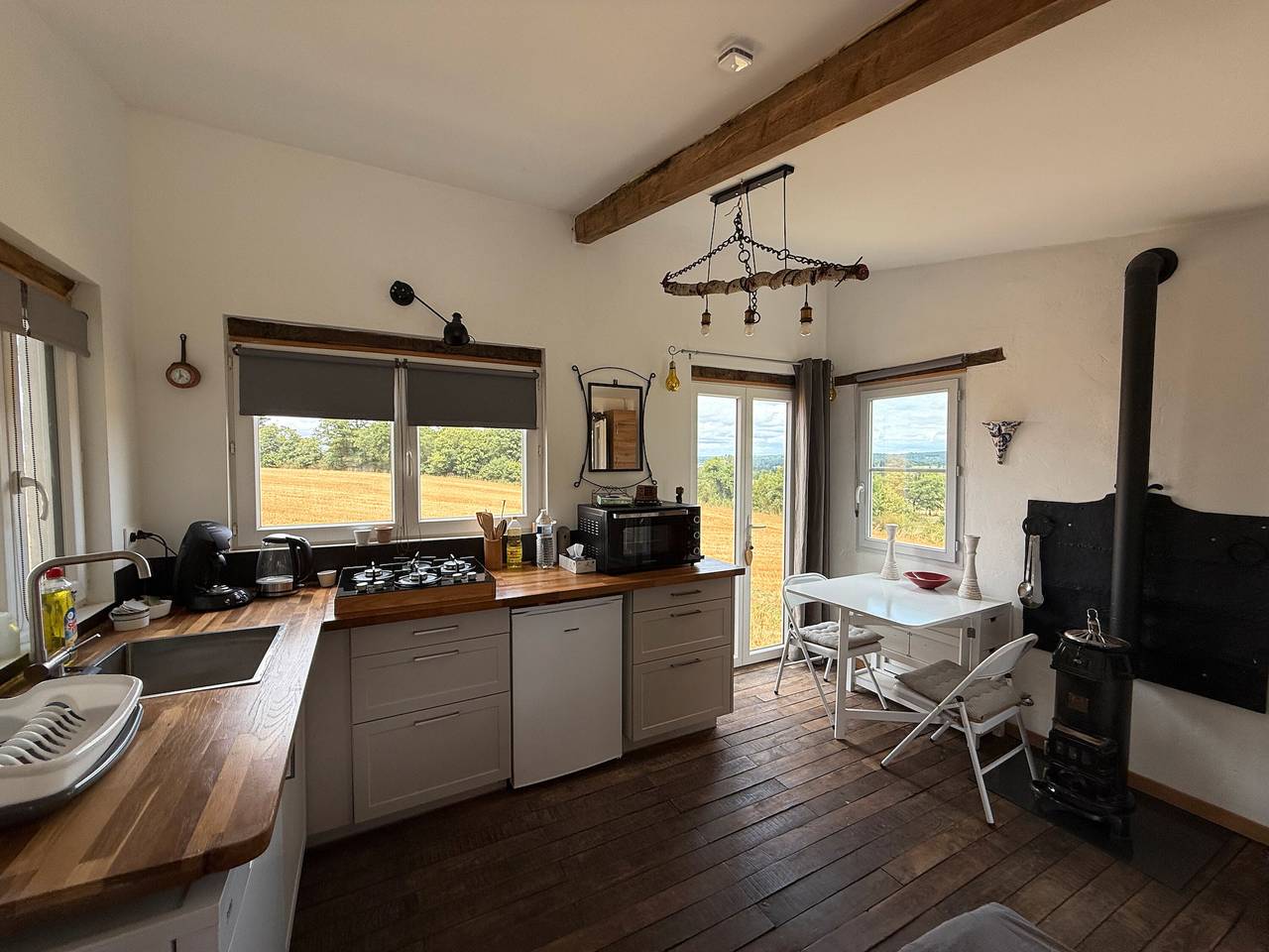 Entire holiday apartment, Tiny Home 'Bord De L'étang - Iri' with Lake View, Shared Pool and Private Terrace in Champsac, Périgord-Limousin Regional Nature Park