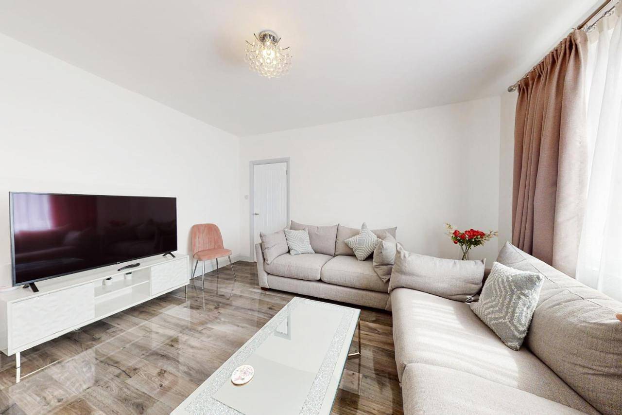 Modern 3 bedroom House with garden & private parking in Twickenham, London