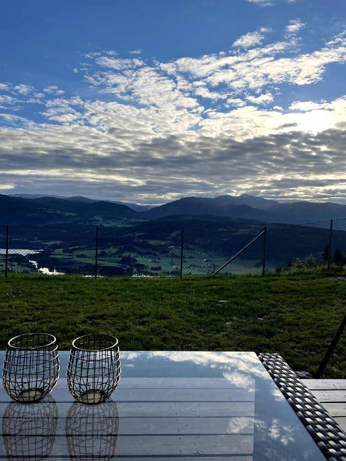Ferienwohnung für 7 Personen, mit Garten und Seeblick sowie Ausblick in Voss