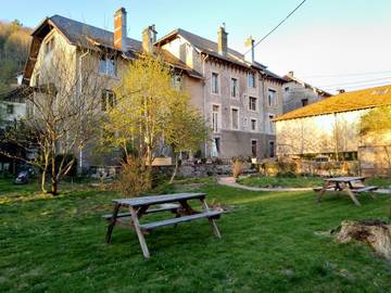 Gîte pour 4 personnes, avec vue ainsi que jardin et piscine à Rochesson