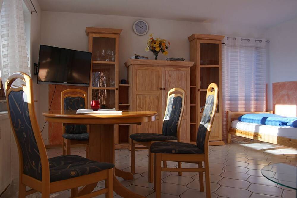 Ganze Wohnung, Ruhige, ebenerdige Wohnung mit Garten, Wlan kostenlos, private Atmosphäre in Frankenberg (Eder), Waldecker Land