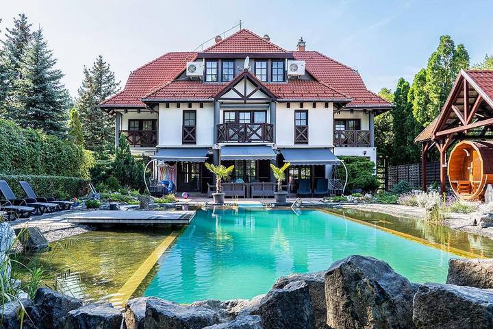 Ferienwohnung für 26 Personen, mit Terrasse und Garten sowie Pool und Sauna