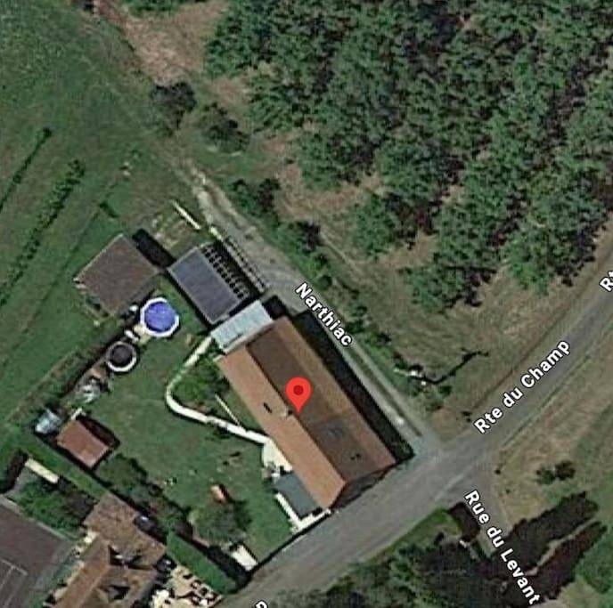 Location de vacances pour 8 personnes, avec jardin ainsi que piscine et vue, adapté aux familles à Anlhiac - 2