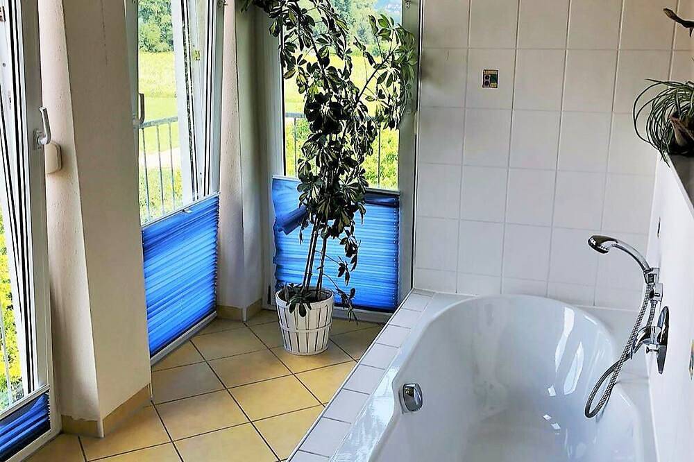 Ganze Wohnung, Great big apartment with fireplace and terrace in Weinstadt, Rems-Murr-Kreis