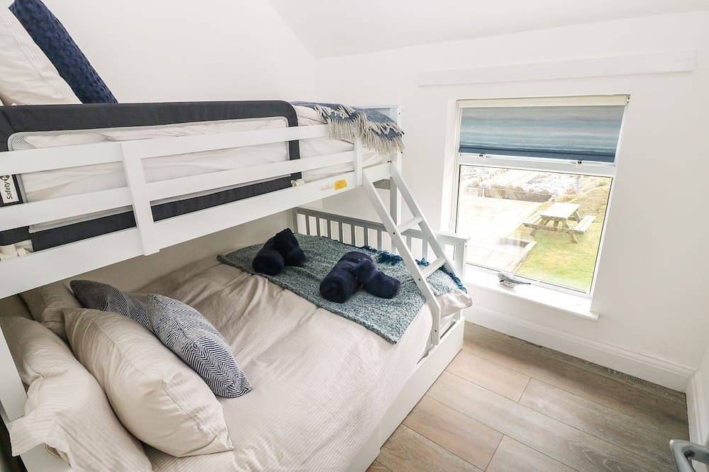 2 Salt Cottage, pet friendly, character holiday cottage in Port Eynon in Swansea region
