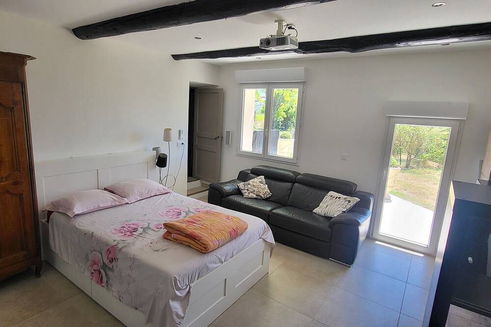 Building in the heart of the Luberon on a wine-growing estate with private swimming pool in La Tour-d'Aigues, Parc naturel régional du Luberon