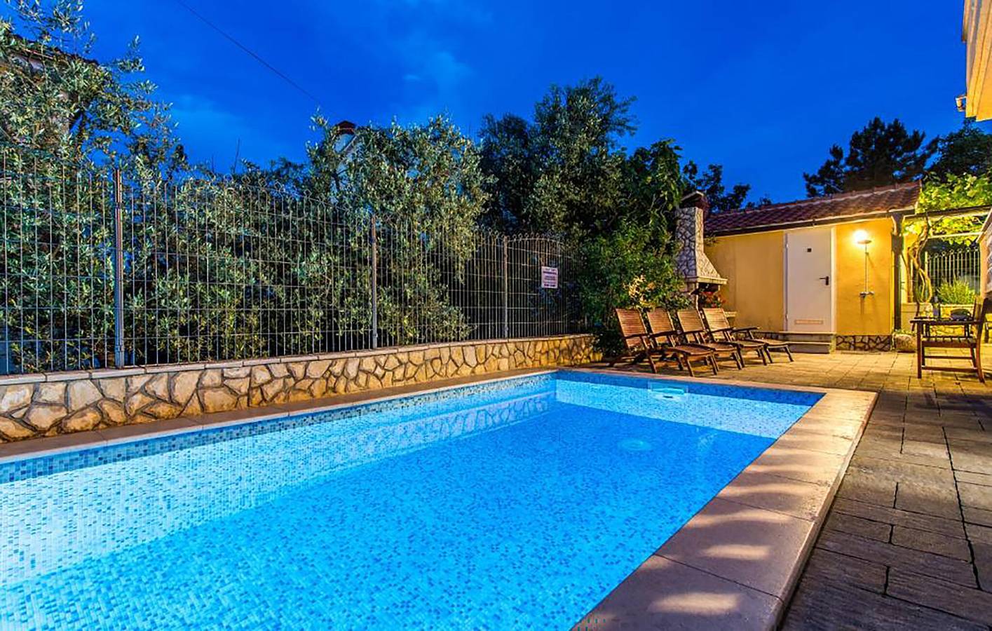 Appartement de vacances entier, Retraite en bord de mer : appartement confortable avec piscine et terrasse, à 2,5 km de la plage in Silo (Krk), Krk