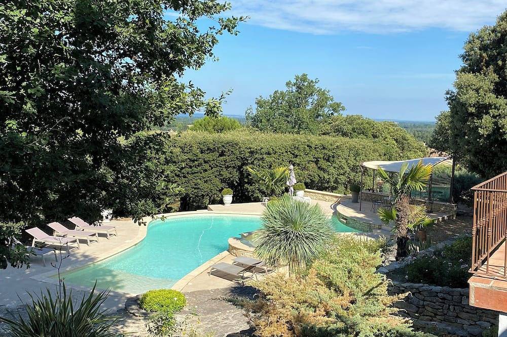 La Souvenance, villa classée, vue panoramique in Lagnes, Parc naturel régional du Luberon