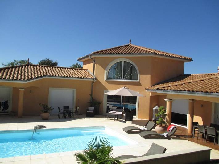 Location de vacances pour 2 personnes, avec terrasse ainsi que jardin et piscine à Rillieux-la-Pape - 2