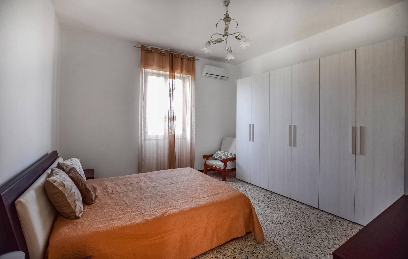 Gemütlicher Rückzugsort an der Küste: 150m² Apartment mit Garten und Terrasse in Reggio Calabria, Tyrrhenische Küste Kalabrien