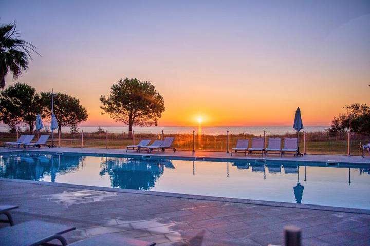 Parc de vacances pour 6 personnes, avec Terrasse ainsi que Jardin et Piscine en Corse