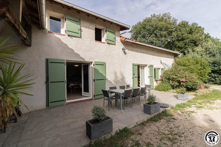 Gîte pour 10 personnes, avec jardin et terrasse à Ponlat-Taillebourg
