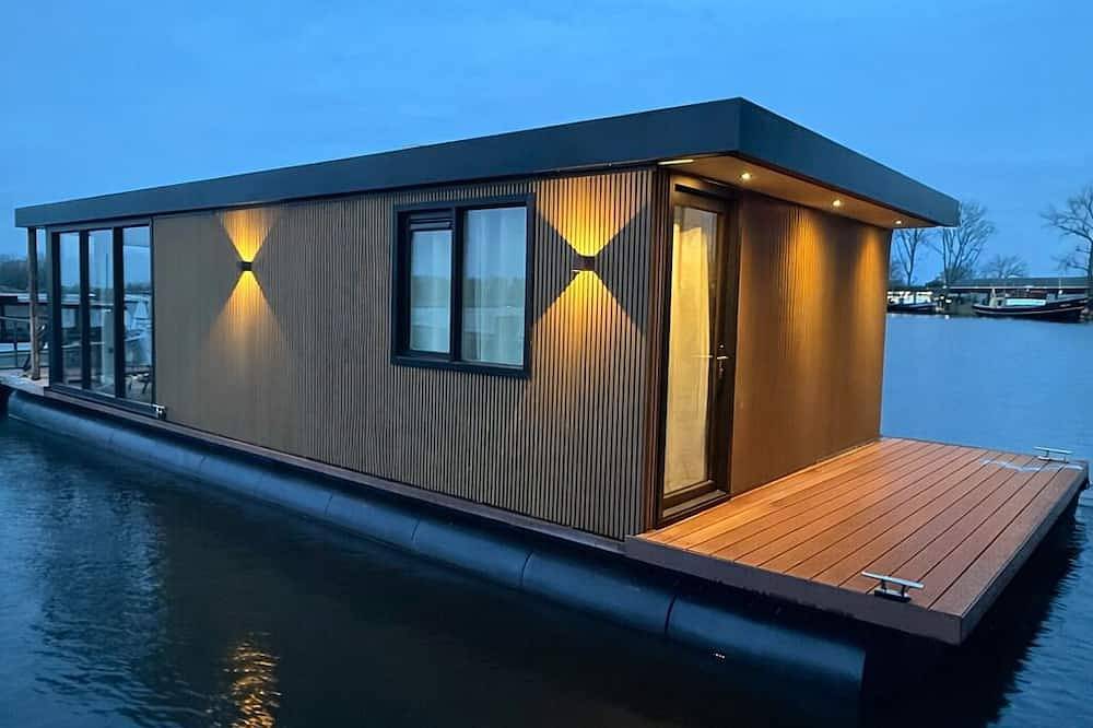 Unique stay on the water, houseboat Loosdrecht in Loosdrecht, Groene Hart