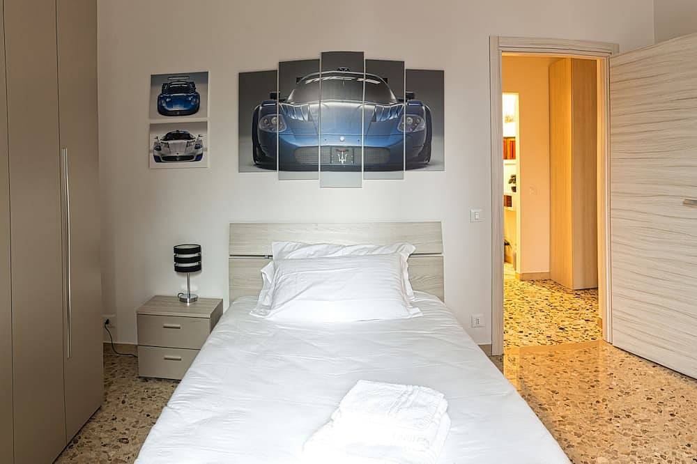 Entire apartment, Vacation apartment opposite historic Maserati factory in Modena, Modena Province