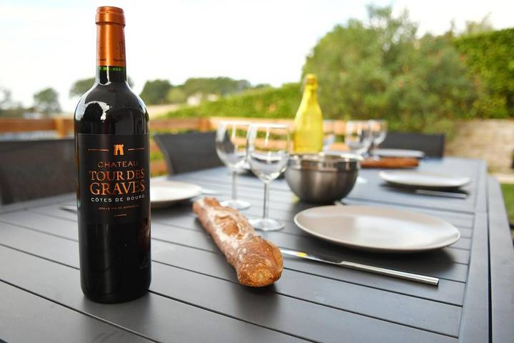 Location de vacances pour 8 personnes, avec piscine ainsi que vue et jardin à Roumagne - 3