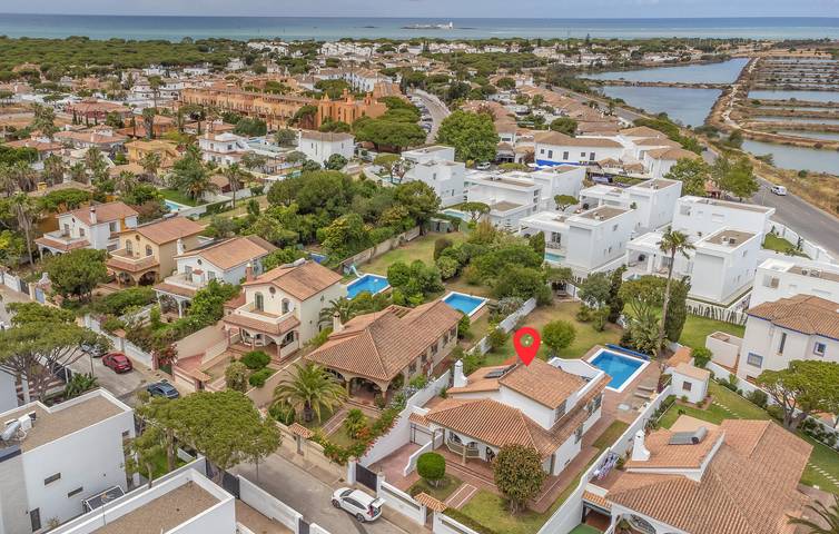Casa de vacaciones para 10 personas, con jardín además de terraza y piscina, Se admiten mascotas en Sancti Petri