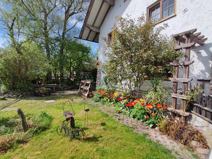 Ganze Ferienwohnung, Ferienwohnung beim Maler Gandi - Ferienwohnung zum Wohlfühlen mit Schwedenofen und gemütlicher Wohnküche in Kienberg, Landkreis Traunstein