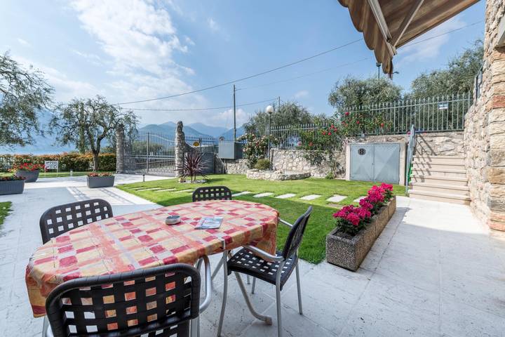Appartamento intero, Appartamento Bilocale Due Leoni con vista sul lago, piscina, giardino e Wi-Fi in Brenzone, Prealpi Gardesane