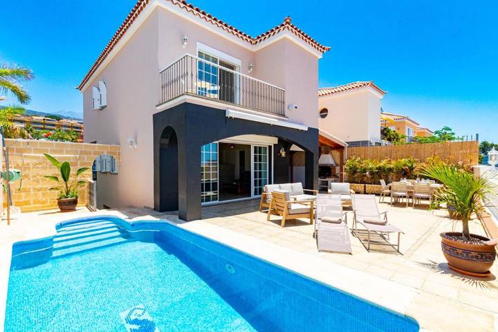 Villa für 8 Personen, mit Garten und Terrasse sowie Ausblick und Pool - 1