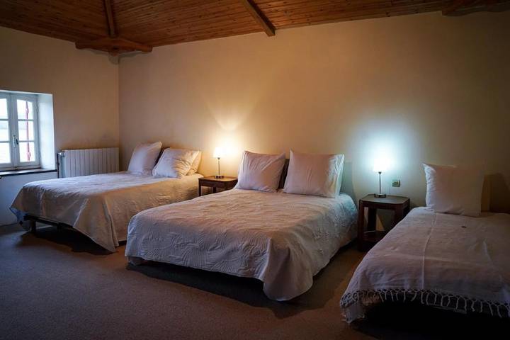 Gîte pour 5 personnes, avec Balcon et Terrasse ainsi que Jardin et Vue à Rouffignac
